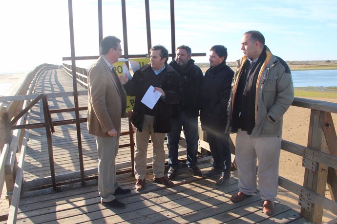 Dirigentes del PP, en el Puente de la Gola en Isla Cristina. 