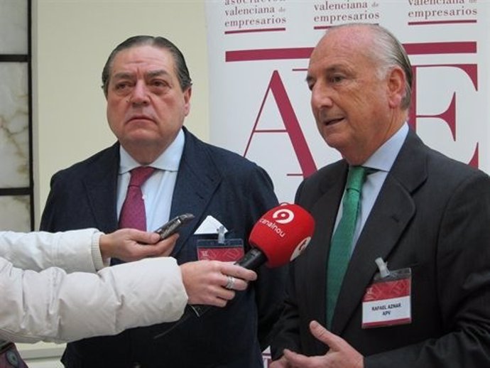 Rafael Aznar (APV), atiende a los medios junto a Boluda, en imagen de archivo.