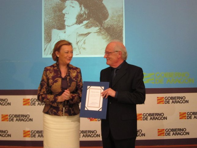 Rudi entrega el Premio Aragón-Goya al artista Natalio Bayo