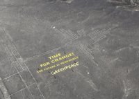 Perú denuncia a Greenpeace por "invadir" una zona protegida en las líneas de Nasca durante una protesta
