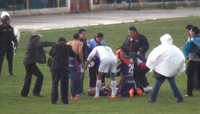 Dos futbolistas y un linier heridos por un rayo en Perú