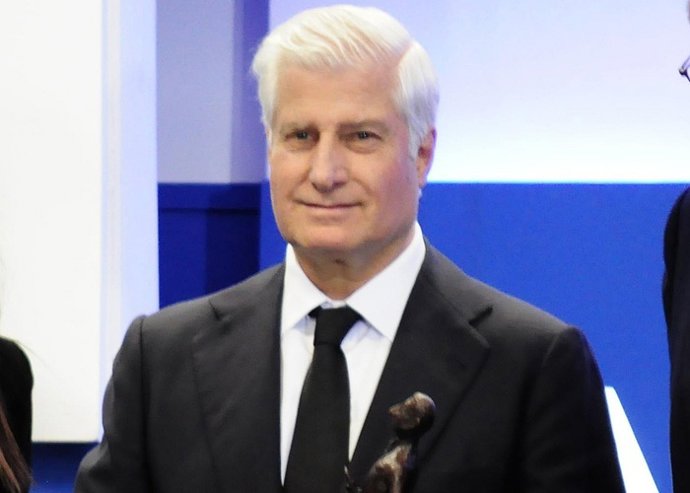 EL DUQUE DE HUESCAR RECOGE UN PREMIO A SU MADRE LA DUQUESA DE ALBA 