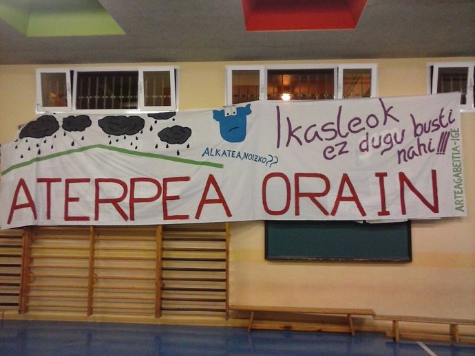 Pancarta demandando un 'aterpe' para el colegio