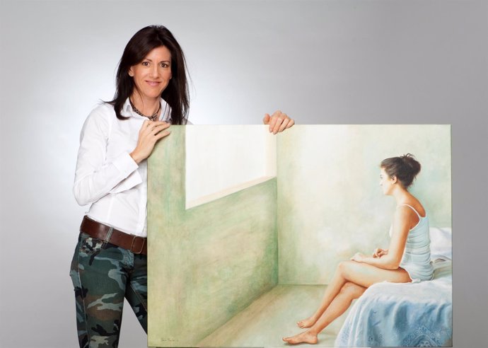 La pintora Perla Fuertes, con su obra 'Reflexiones' 