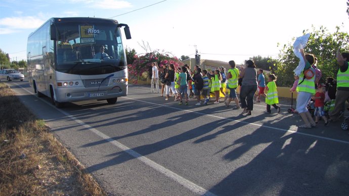 Marcha de padres y alumnos contra la supresión del transporte escolar