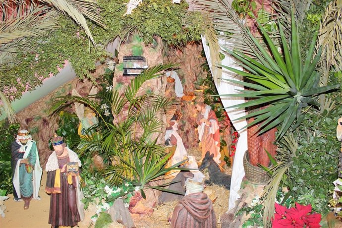 El nacimiento, de tradición andaluza, se compone de 11 piezas de 90 centímetros.