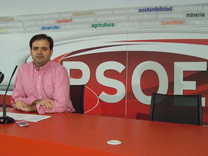 El secretario provincial del PSOE, Tino Rodríguez, durante la rueda de prensa