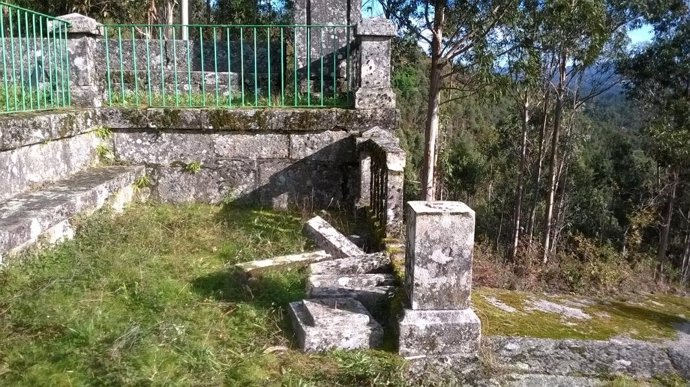 Destrozos en la balaustrada de piedra de O Casteliño, en Ponte Caldelas