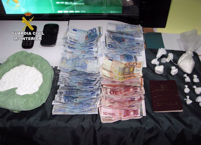 Imagen de la droga, el dinero y los utensilios incautados en la operación