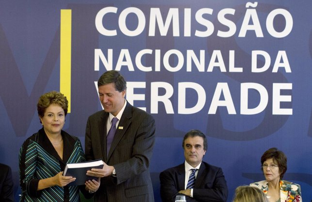 La presidenta de Brasil, Dilma Rousseff recibe el informe elaborado por la CNV.
