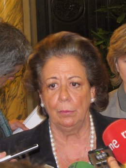 Rita Barberá atendiendo a los medios de comunicación 