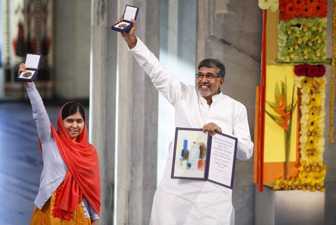 Malala Yousafzai y Satyarthi posan con las medallas del Nobel