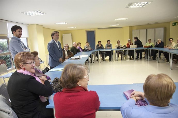 El alcalde con los mayores 