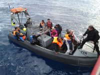 Los inmigrantes recogidos por el barco del CSIC llegan al puerto de Augusta (Sicilia) en "perfecto" estado