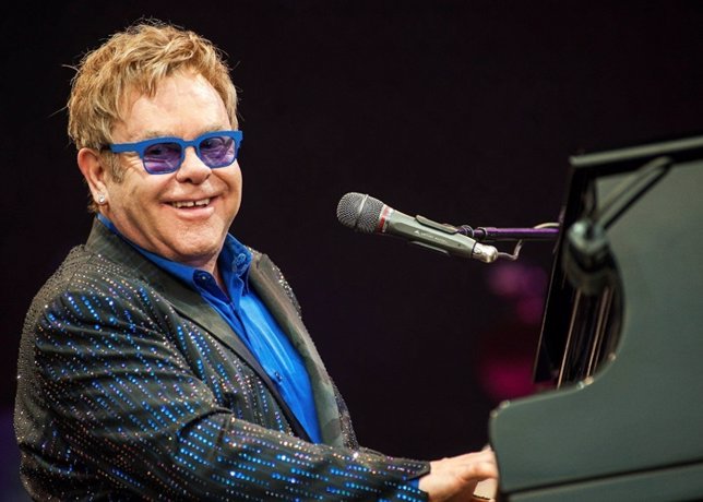 Elton John y su boba caída, se transforma en viral 