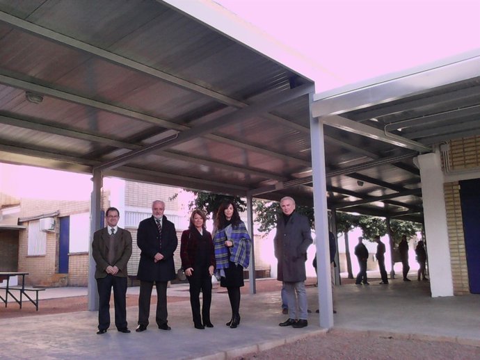 Gómez (centro) durante su visita al IES Fuensanta