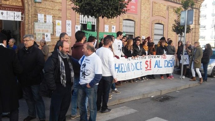 Pedro Jiménez (IU) apoya a los alumnos de la Escuela León Ortega. 