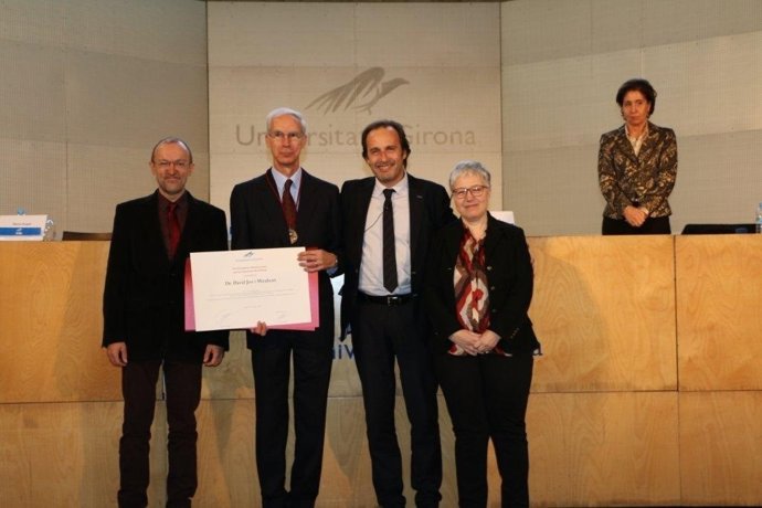 David Jou recoge el título de la mano del rector de la UdG Sergi Bonet