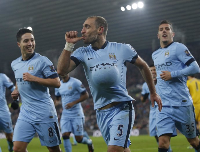 Zabaleta celebra un gol con el Manchester City