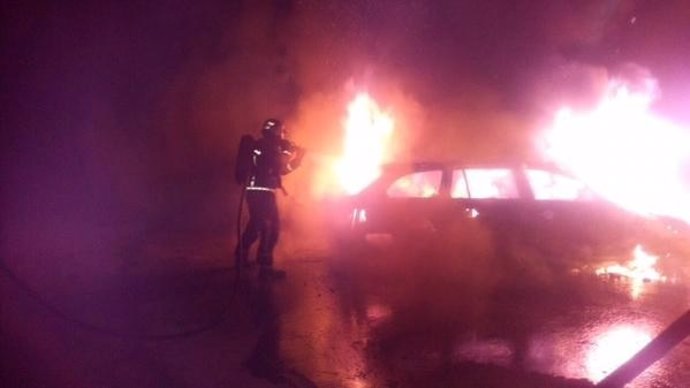 Incendio de un coche bomberos