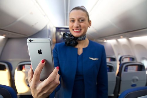 Azafata American Airlines con iPhone 6 Plus (avión, móvil, smartphone)