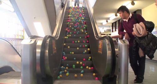 ¿Qué Pasa Si Intentamos Montar Una Piscina De Bolas En Una Escalera Mecánica?