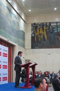 Javier Fernández afirma que Alcoa sólo evitará el cierre si obtiene un precio de la electricidad "adecuado"