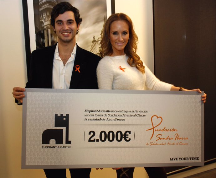 Cheque entregado por empresa gallega a Fundación Sandra Ibarra.