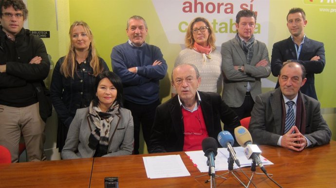 López Marcano con el equipo que ha colaborado en la ponencia