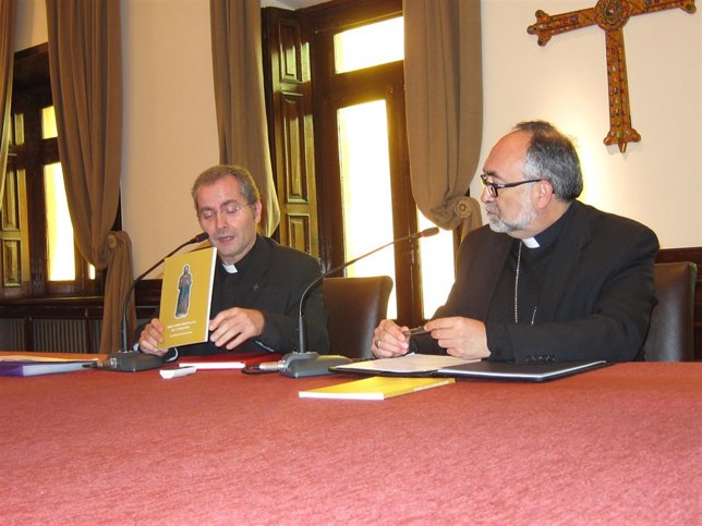 El Arzobispo de Oviedo, Jesús Sanz Montes, y Juan José Llamedo