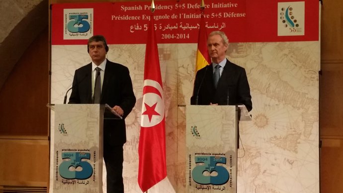 El ministro de Defensa, Pedro Morenés, junto a su homólogo tunecino