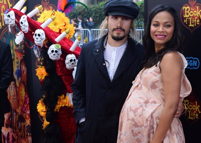 Zoe Saldana y su marido Marco Perego muy embarazada durante un estreno