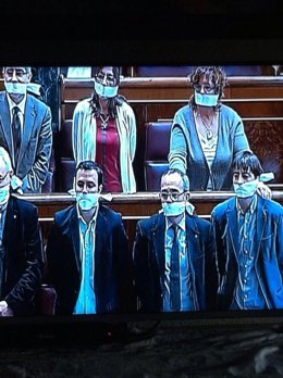 Diputados de IU se amordazan en el Congreso