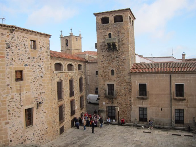 Un Grupo De Turistas En La Plaza De San Jorge En Cáceres