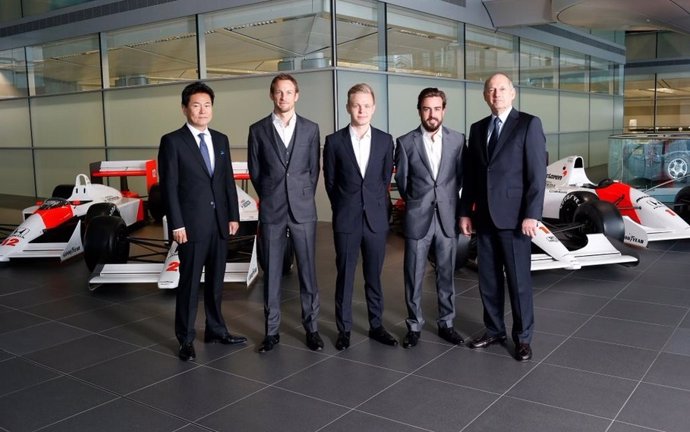Fernando Alonso, Jenson Button, Kevin Magnussen, Ron Dennis y Yasuhisa Arai