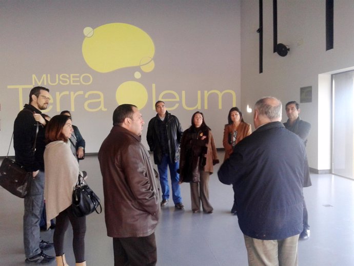 Empresarios almerienses y jienneses visitan el Museo Terra Óleum de Geolit.
