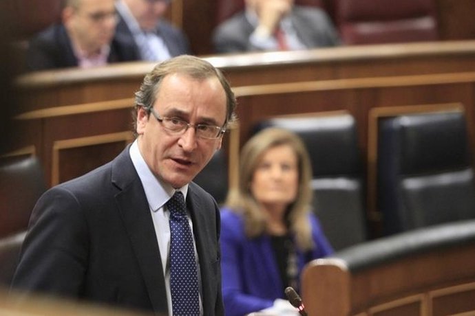 Alonso se estrena como ministro en el Congreso