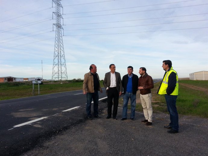 El presidente de la Diputación visita las obras de la carretera de La Ribera. 