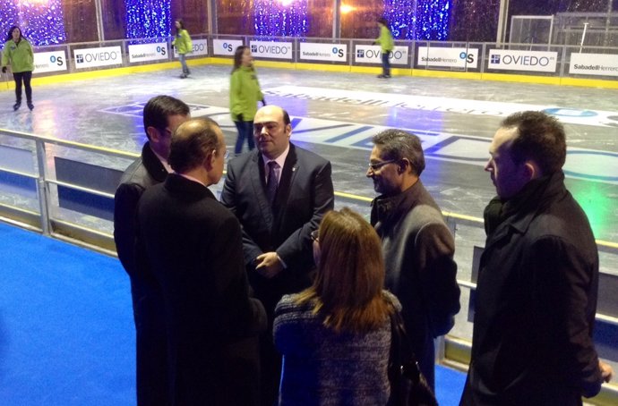 El alcalde, en el centro, durante la inauguración de la pista de hielo. 
