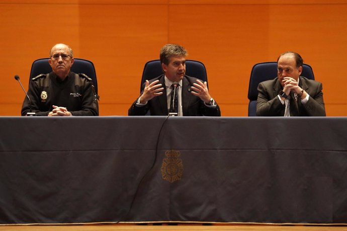 Ignacio Cosidó, en el centro, con Javier Tebas, derecha, el presidente de la LFP