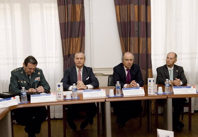 Fernández Mesa (segundo por la izquierda), en París