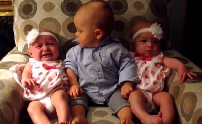 Reacción de un bebé cuando conoce gemelas