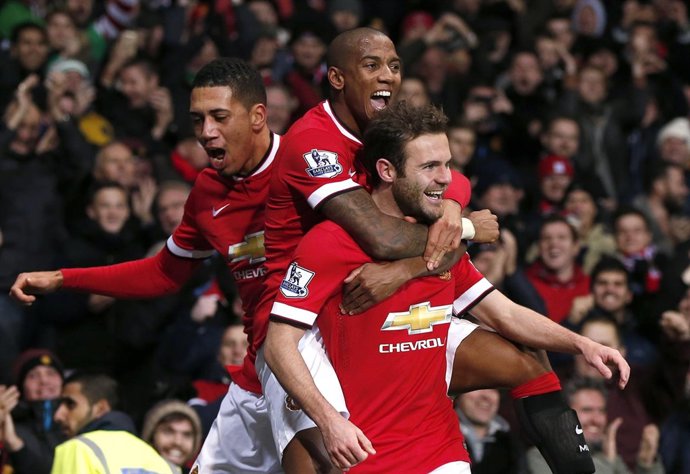 Juan Mata celebra un gol con Smalling y Young
