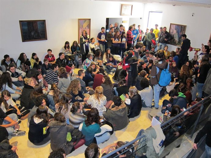 Alumnos bloquean el acceso al Claustro de la US