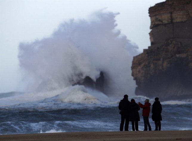 Ola gigante en Portugal