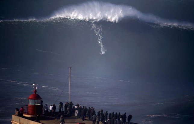 Ola gigante en Portuga