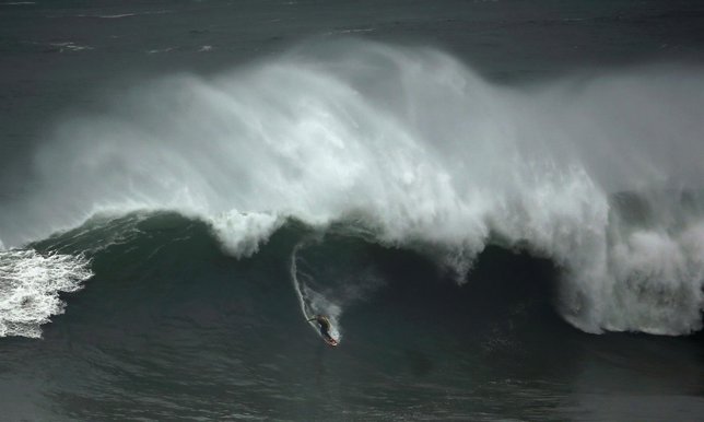 Ola gigante en Portuga