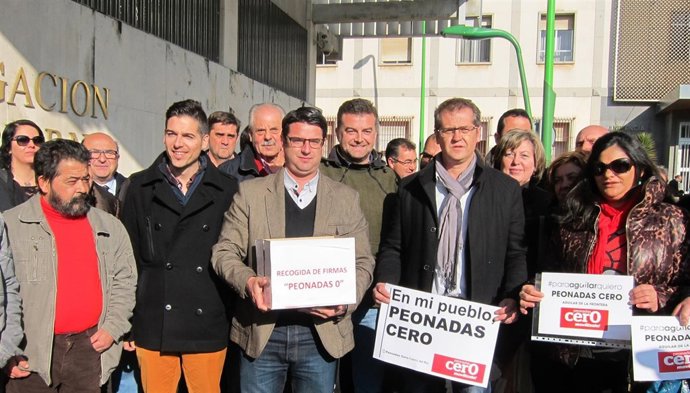 Maíllo (centro), con cargos públicos y orgánicos de IU, reclama 'Peonadas 0'