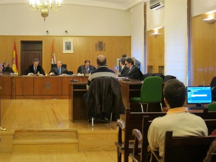 El acusado, de espaldas, durante el juicio en la Audiencia de Valladolid. 