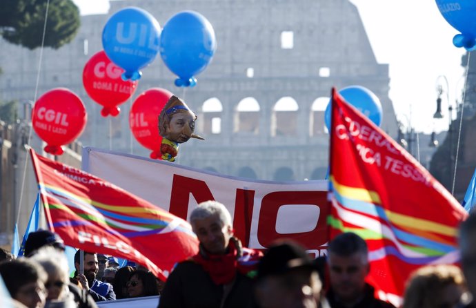 Manifestantes durante marcha en Roma por la huelga general